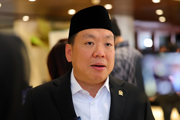 Wakil Ketua Komisi IX DPR RI, Charles Honoris.(Foto: Parlementaria) Imbangi Anggaran Kesehatan Rp244T, Tenaga Medis Perlu Ditambah