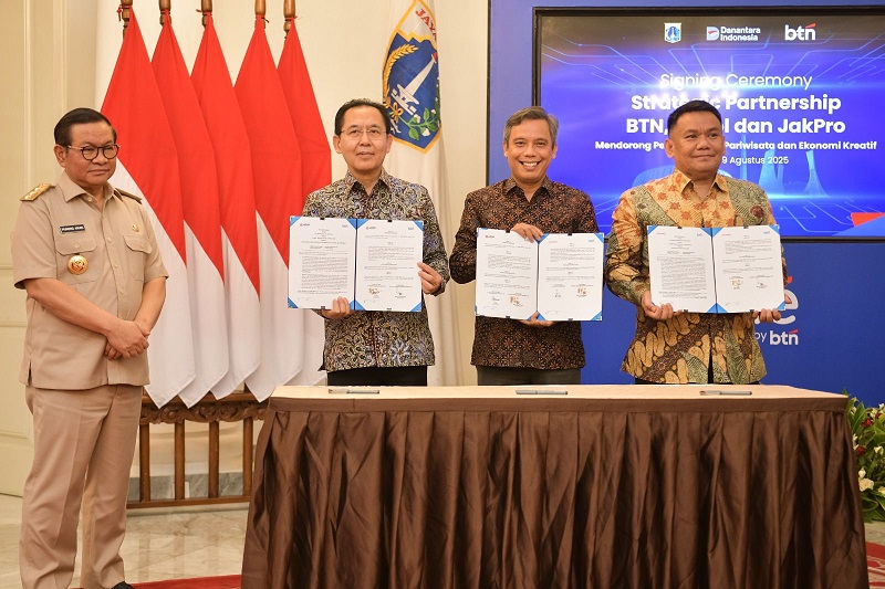Direktur Utama PT Bank Tabungan Negara (Persero) Tbk, Nixon L.P. Napitupulu (kedua dari kanan), Direktur Utama PT Jakarta Propertindo (Perseroda), Iwan Takwin (kanan), dan Direktur Utama PT Pembangunan Jaya Ancol Tbk, Winarto (kedua dari kiri), menandatangani Nota Kesepahaman (MoU) kemitraan strategis yang disaksikan oleh Gubernur DKI Jakarta, Pramono Anung (kiri), di Balai Agung, Balai Kota Jakarta, Selasa (19/8).(Foto: Endang Muchtar) BTN Gandeng Ancol & Jakpro, Jakarta Disulap Jadi Kota Global