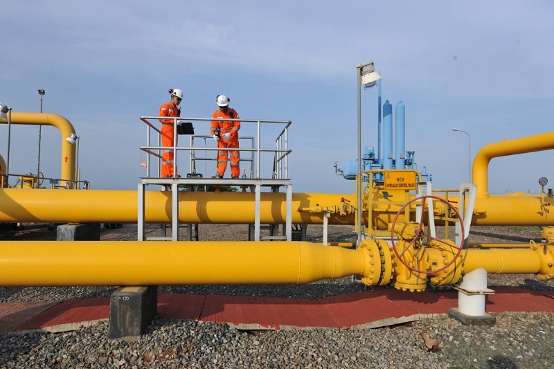 Petugas tengah memeriksa jaringan pipa gas milik perseroan. FOTO - ISTIMEWA Pasokan Gas Normal, Gerak Saham PGN (PGAS) Impresif