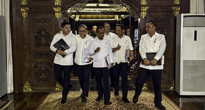 Presiden Prabowo Subianto Rabu (19/8) mendadak memanggil sejumlah Menteri Kabinet Merah Putih dan beberapa kepala lembaga ke kediaman pribadinya di Hambalang, Kabupaten Bogor, Jawa Barat. (Foto: Istimewa) Presiden Rapat Bahas Penertiban Hutan dan Tambang Ilegal