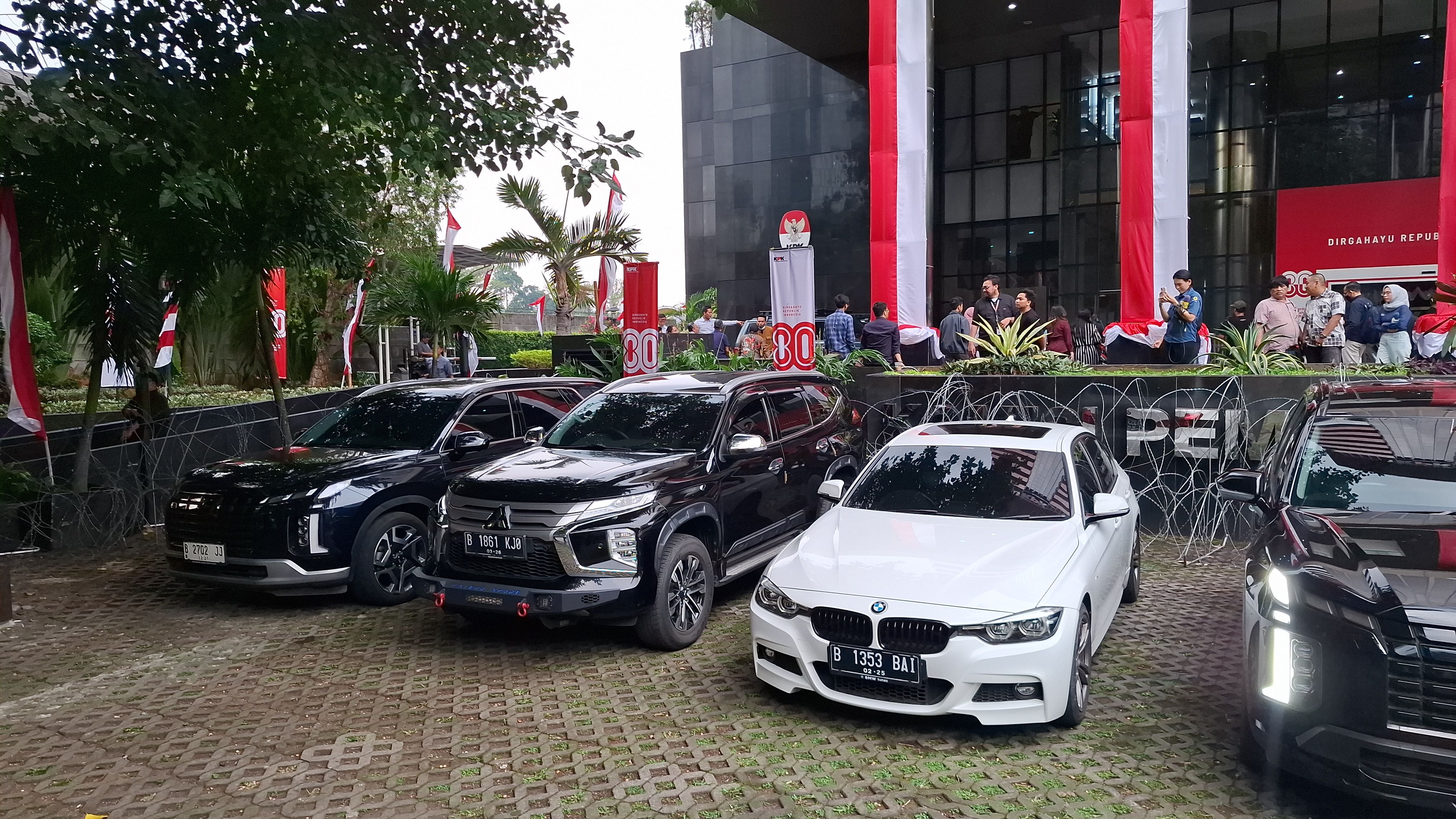 KPK Pamerkan 22 Kendaraan Hasil Sitaan dari OTT Wamenaker Noel