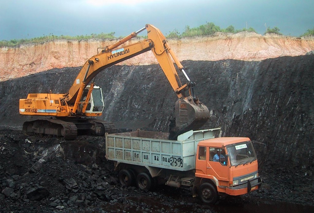 Alat berat tengah memasukkan batu bara pada truk angkutan khusus emas hitam tersebut. FOTO - ISTIMEWA Paruh Pertama 2025, Laba DPNS Anjlok 95,99 Persen