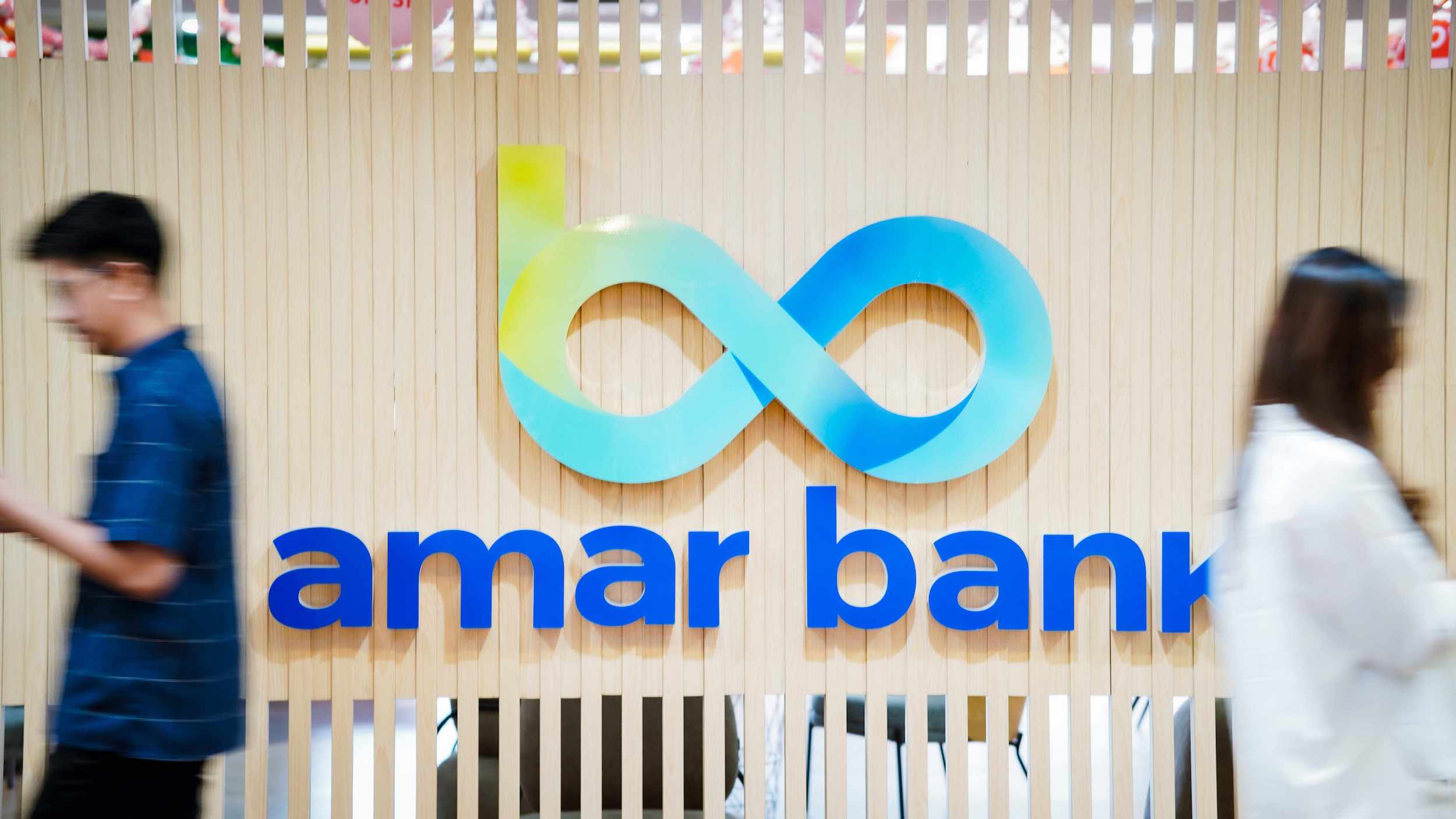 Sejumlah karyawan melintas di depan kantor Bank Amar. FOTO - ISTIMEWA Bank AMAR Selami Industri Kreatif, Simak Ini Alasannya