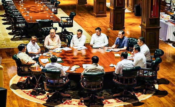 Presiden Prabowo Subianto Rabu (20/8) mengadakan rapat maraton pagi hingga malam hari bersama sejumlah Menteri Kabinet Merah Putih di kediamannya, Hambalang, membahas pemanfaatan lahan tak berizin dan pertambangan Diikuti Dirut BUMN, Prabowo Gelar Rapat Pemanfaatan Lahan Tak Berizin