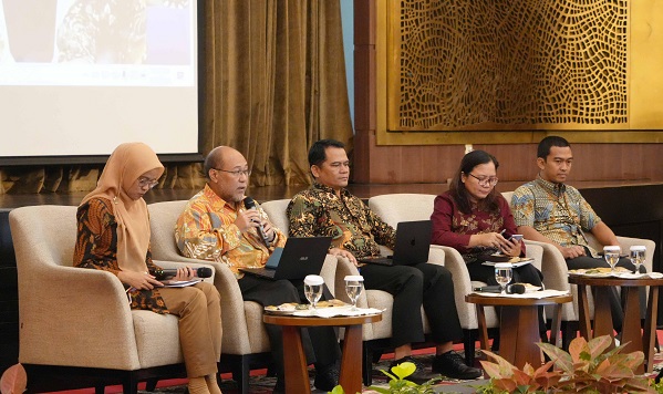 Deputi Bidang Koordinasi Pengelolaan dan Pengembangan Usaha BUMN Kementerian Koordinator Bidang Perekonomian Ferry Irawan dalam acara diskusi Optimalisasi Penyaluran Kredit Usaha Alsintan dan Kredit Industri Padat Karya, di Bandung, Rabu (20/08). Pemerintah Rilis Skema Kredit Alsintan dan Industri Padat Karya