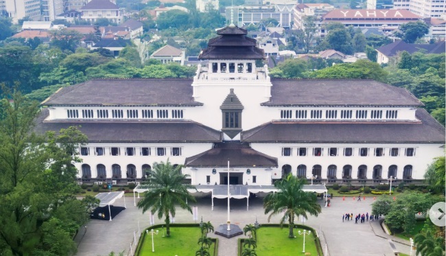 Provinsi Jawa Barat merupakan salah satu kontributor utama perekonomian nasional. Pada triwulan kedua 2025, pertumbuhan ekonomi Jawa Barat mencapai 5,23% Tumbuh 5,23 Persen, Jawa Barat Kontributor Utama Ekonomi Nasional