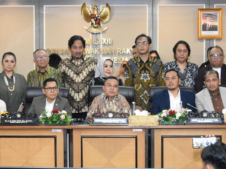 Sejumlah artis penyanyi dan musisi menghadiri rapat konsultasi bersama Komisi XIII DPR RI di Jakarta, Kamis (21/8/2025). Dok. Website DPR RI. Lewat Permenkum 27/2025, Pemerintah Perkuat Tata Kelola Royalti Musik