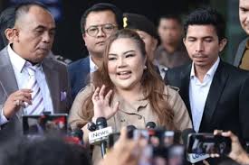 Lisa Mariana bersama tim pengacara usai diperiksa KPK, Jumat (22/8//2025). Dok. SINDOnews. Bersaksi di KPK, Lisa Mariana Ngaku Terima Aliran Dana Kasus BJB