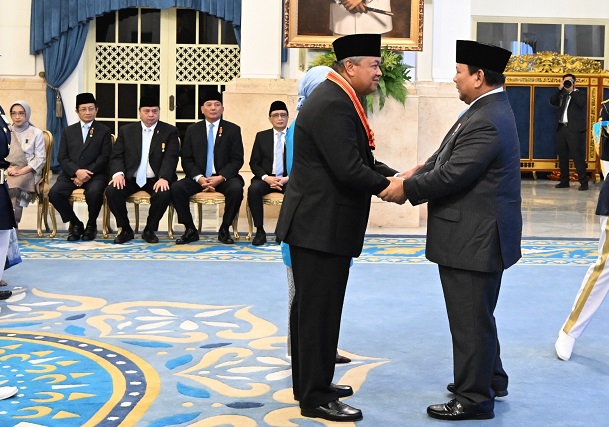 Gubernur BI Perry Warjiyo Terima Bintang Mahaputera Utama