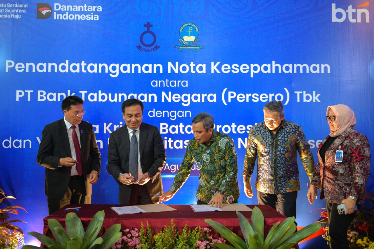 Direktur Utama BTN Nixon LP Napitupulu bersama Ketua Yayasan Universitas HKBP Nomensen, Dr. Effendi Muara Sakti Simbolon memperlihatkan naskah MOU disaksikan Ompui Ephorus HKBP , Pdt. Dr. Victor Tinambunan, MST, Direktur Network & Retail Funding BTN Rully Setiawan, Direktur Commercial Banking BTN Hermita dan SEVP Digital Business BTN Thomas Wahyudi usai menandatangani Nota Kesepahaman (MOU) antara BTN dengan Huria Kristen Bataka Protestan (HKBP) dan Yayasan Universitas HKBP Nomensen di Medan, Sumater Utara, Selasa (26/8). (Foto: Endang Muchtar) BTN Siap Layani Transaksi Perbankan 6,5 Juta Jemaat HKBP