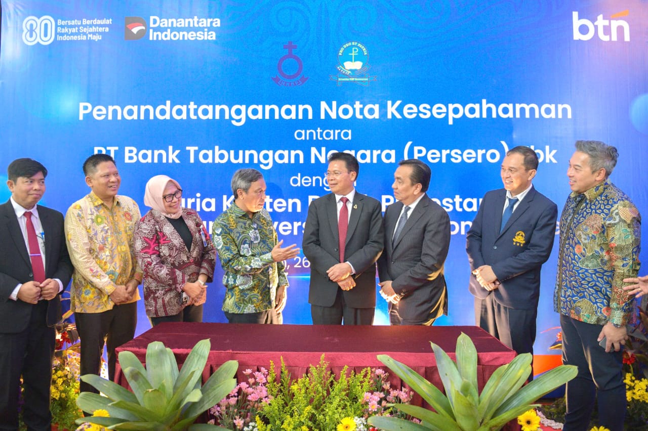 Bos BTN Nixon Napitupulu (empat kiri) berbincang dengan pengurus HKBP. FOTO - ISTIMEWA Inklusi, BBTN Layani Transaksi Perbankan 6,5 Juta Jemaat HKBP