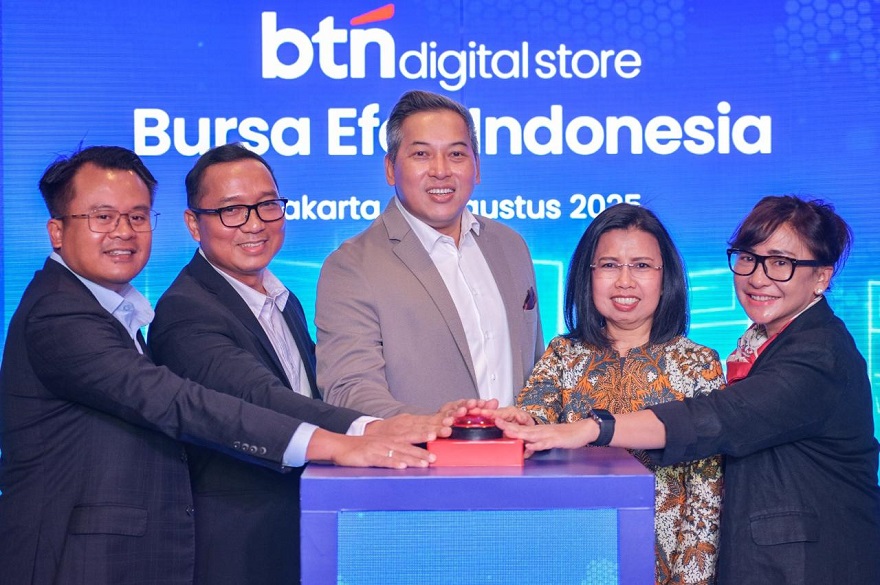 Direktur Operations PT Bank Tabungan Negara (Persero) Tbk, I Nyoman Sugiri Yasa (kiri), Direktur Utama PT Kliring Penjaminan Efek Indonesia, Iding Pardi (kedua dari kiri), Direktur Network & Retail Funding BTN, Rully Setiawan (tengah), Direktur Keuangan dan Sumber Daya Manusia PT Bursa Efek Indonesia, Risa Effennita Rustam (kedua dari kanan), dan Direktur Keuangan PT Kustodian Sentral Efek Indonesia, Imelda Sebayang (kanan), meresmikan BTN Digital Store di Gedung Bursa Efek Indonesia, Tower 2, SCBD Jakarta, Rabu (27/8/2025).(Foto: Endang Muchtar). BTN Digital Store Hadir di Bursa Efek Indonesia