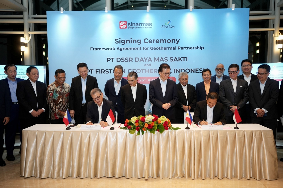 Potret seremonial penandatanganan noktah kesepakatan anak usaha emiten DSSA pada Rabu (27/8). FOTO - ISTIMEWA. Grup Sinarmas (DSSA) Gandeng Raksasa Filipina Garap Energi Terbarukan