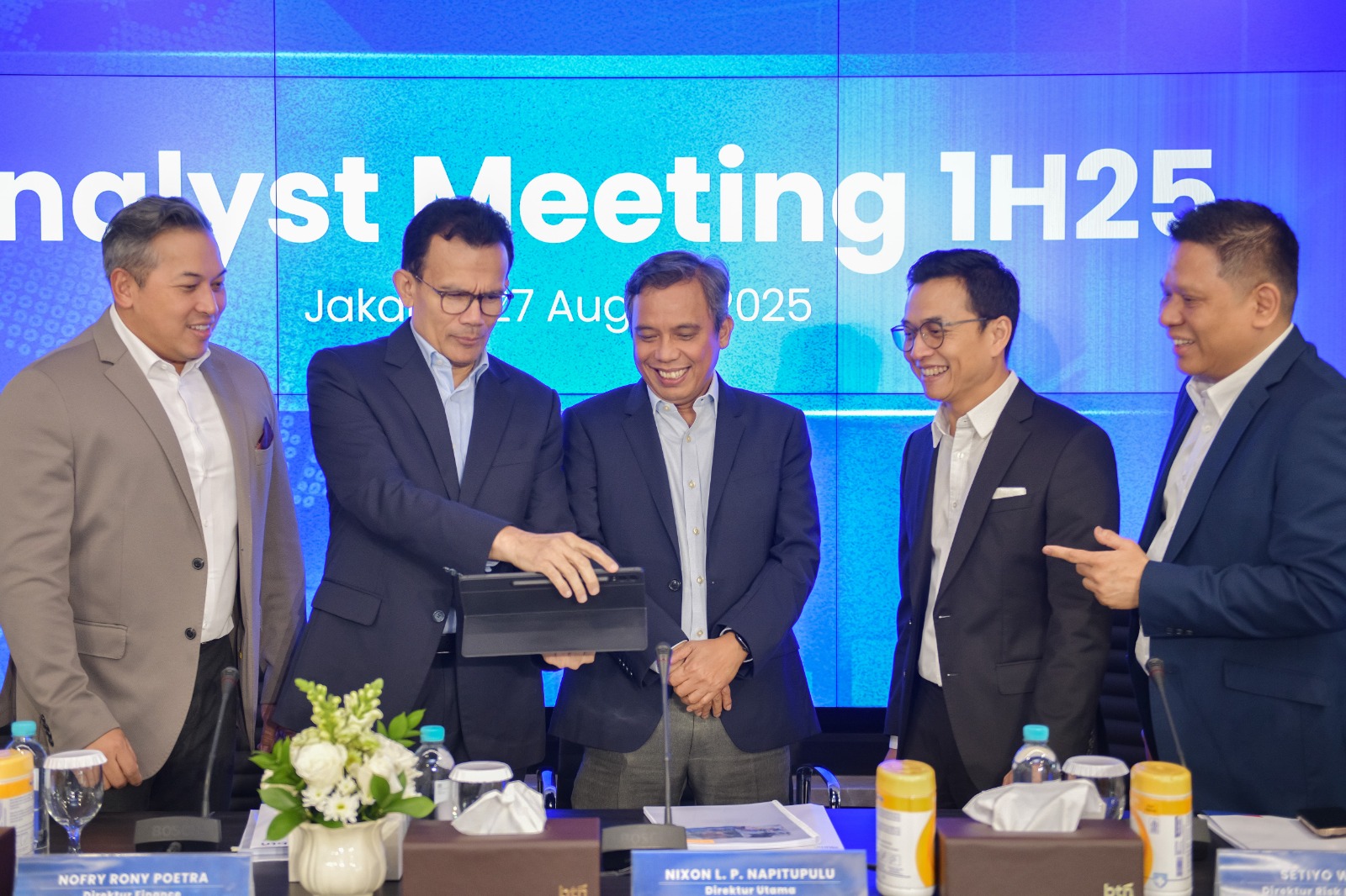 Direktur Utama BTN Nixon LP Napitupulu (tengah) didampingi Direktur Network & Retail Funding BTN Rully Setiawan (kiri), Direktur Finance & Strategy BTN Nofry Rony Poetra (kedua kiri), Direktur Risk Management BTN Setiyo Wibowo (kedua kanan), dan SEVP Digital Business BTN Thomas Wahyudi (kanan) kompak tersenyum sembari melihat laporan keuangan BTN Semester I/2025 di Menara 2 BTN, Jakarta, Rabu (27/8).(Foto: Endang Muchtar). BTN Cetak Laba Rp1,7T, Naik 13,6 Persen di Semester I-2025