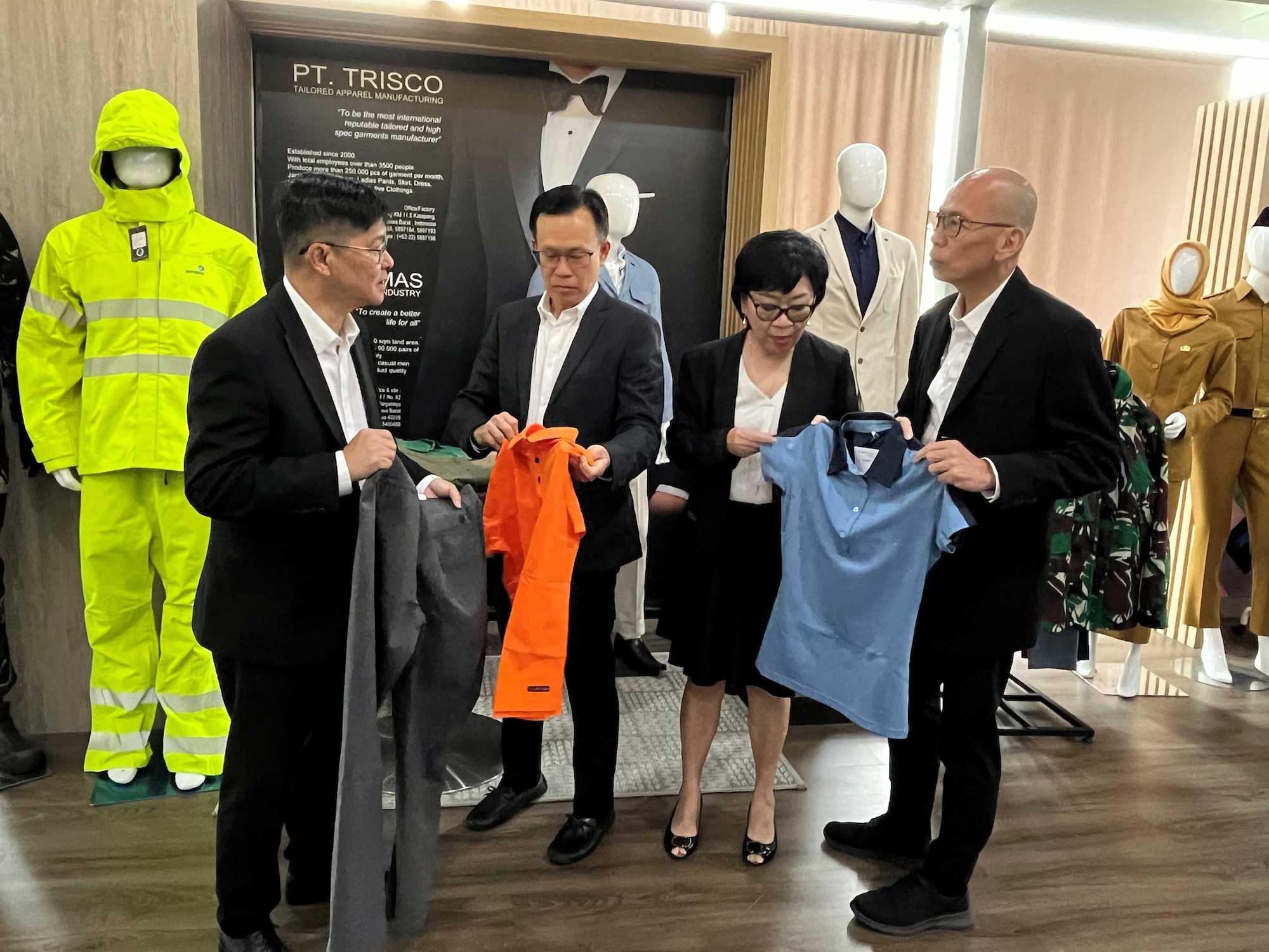 Pengurus Trisula Internasional memeriksa pakaian jadi produksi perseroan. FOTO - ISTIMEWA Catat! Trisula (TRIS) Salurkan Dividen Interim Rp2,27 per Lembar
