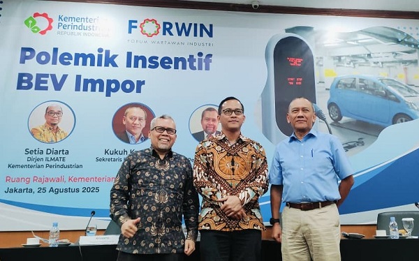 Direktur Industri Maritim, Alat Transportasi, dan Alat Pertahanan (IMATAP) Kemenperin Mahardi Tunggul Wicaksono ketika menghadiri diskusi 'Polemik Insentif BEV Impor' di Kantor Kemenperin, Jakarta, Senin (25/8). Pemerintah Tagih BYD dkk Produksi Mobil Listrik Lokal TKDN 40 Persen