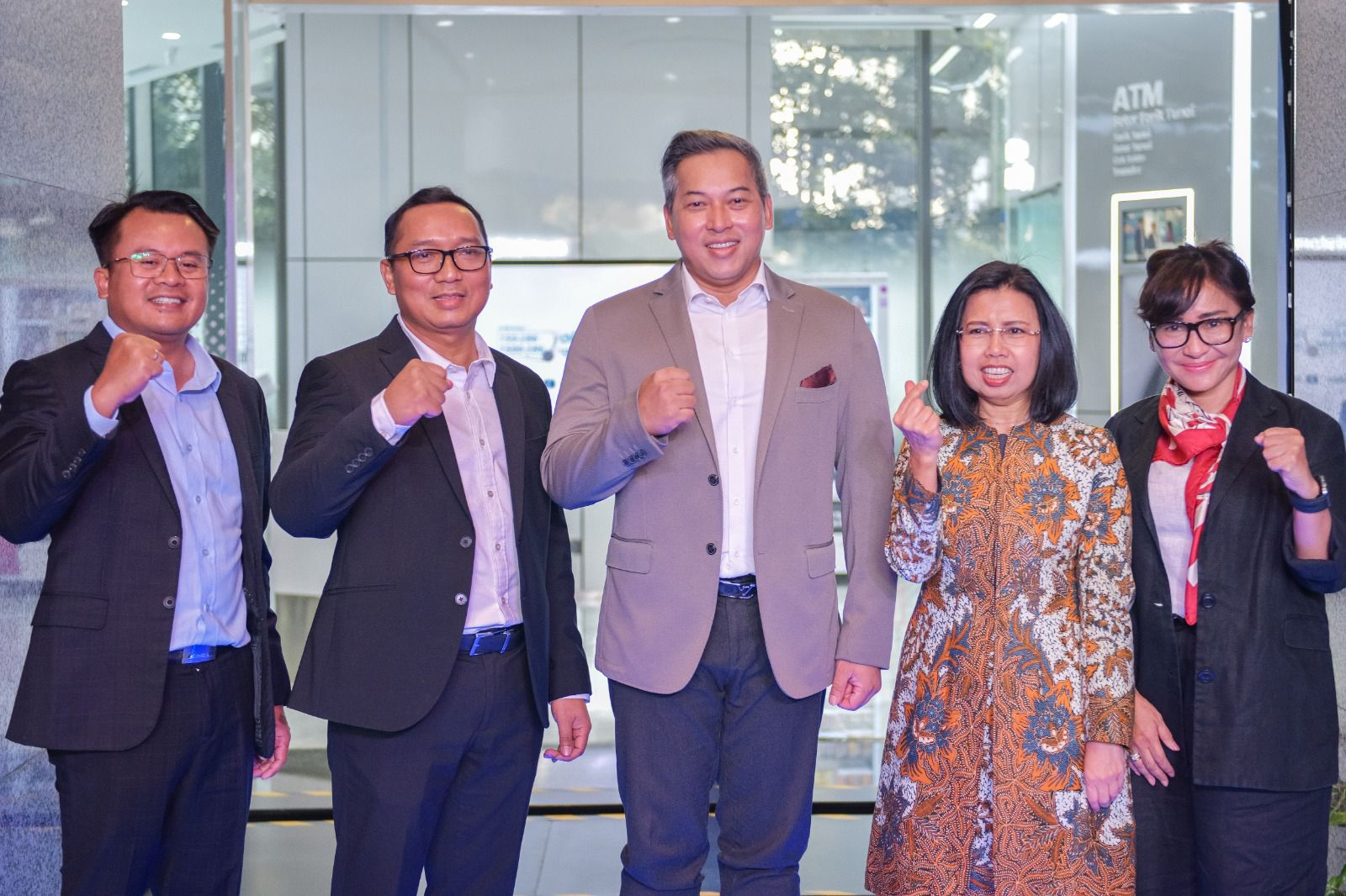 Pengurus BTN dan direksi Bursa Efek Indonesia usai peresmian digital store di lingkungan pasar modal. FOTO - ISTIMEWA Sasar Kaum Modern, Digital Store BTN Penuhi Area BEI