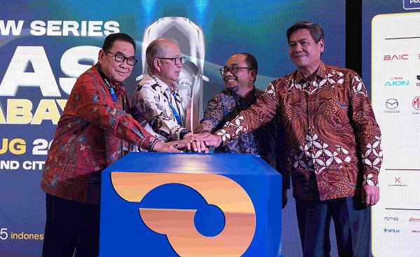 Dirjen Industri Logam, Mesin, Alat Transportasi, dan Elektronika (ILMATE) Kemenperin, Setia Diarta, pada pembukaan GIIAS Surabaya 2025, di Surabaya, Rabu (27/8). Jatim Sumbang 9,7 Persen Penjualan Otomotif Nasional