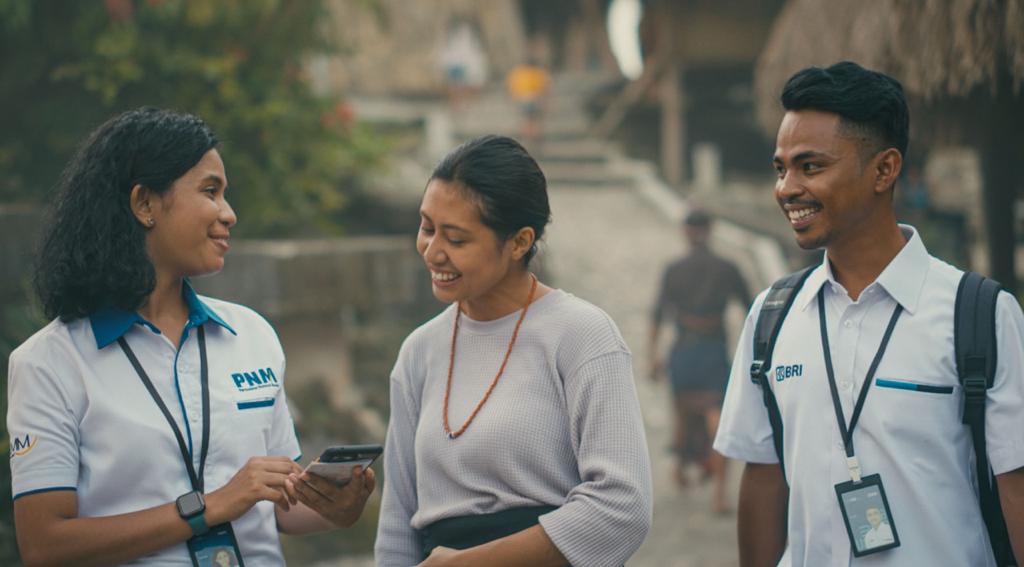 Potret pelayanan dan pendampingan nasabah oleh petugas Bank Rakyat Indonesia (Persero) Tbk. (BRI). BRI Cetak Rekor! Portofolio Sustainable Finance Tembus Rp807,8T