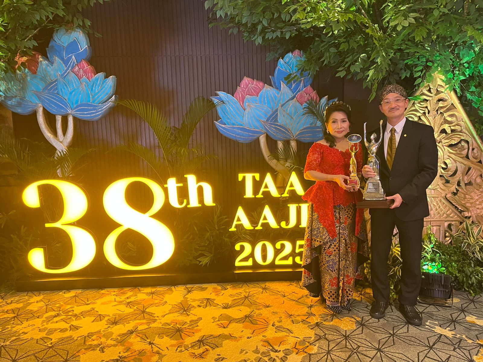 (Ka-ki) Albertus Wiroyo, Presiden Direktur Sun Life Indonesia bersama Intan Dewi, Agen Sun Life Indonesia peraih penghargaan Top Agent of The Year 2024 dalam ajang Top Agent Award AAJI 2025 yang diselenggarakan oleh Asosiasi Asuransi Jiwa Indonesia. DOK/ISTIMEWA Agen Sun Life Indonesia Raih Top Agent of The Year di TAA AAJI 2025