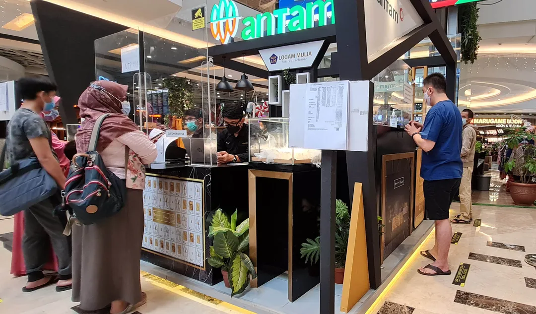 Sejumlah pengunjung mendatangi bukti logam Mulia besutan Antam. FOTO - ISTIMEWA Melangit 202,58 Persen, Medio 2025 ANTM Catat Laba Rp4,69 Triliun