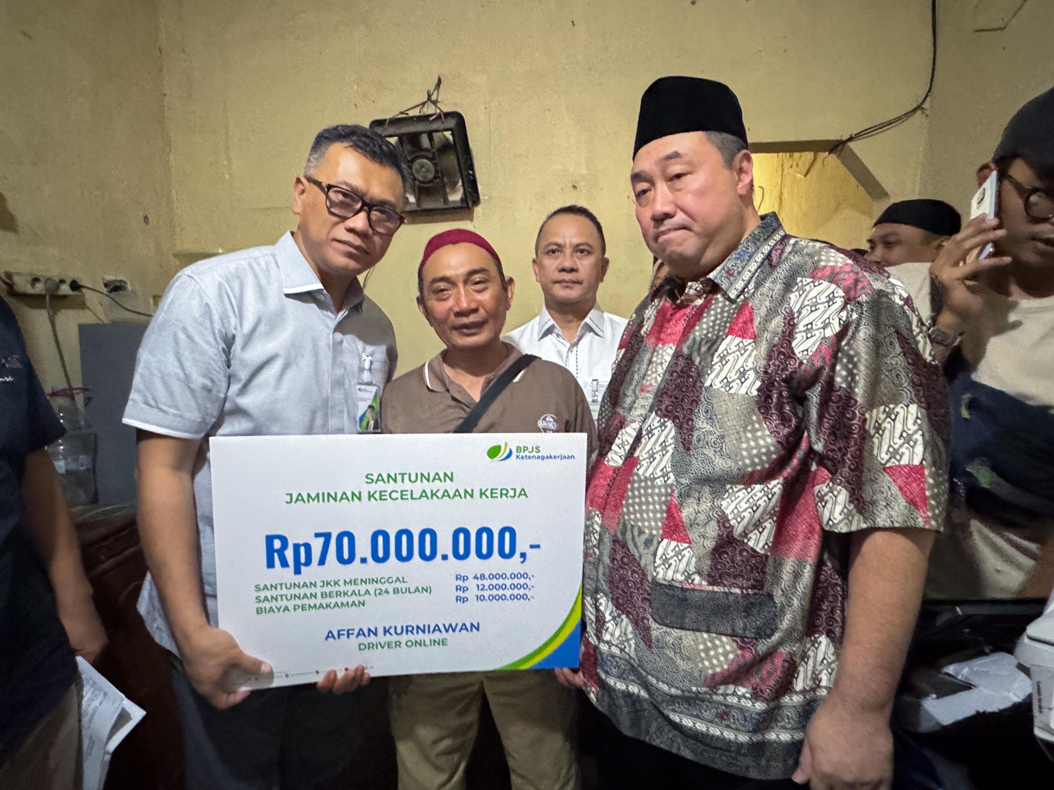 Orang tua Affan Kurniawan menerima santunan dari BPJS Ketenagakerjaan. FOTO - ISTIMEWA Duka Mendalam, Ojol Affan Meninggal kala Mencari Nafkah
