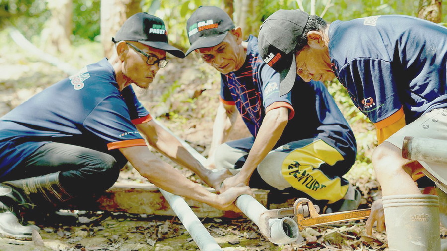Tiga pekerja melakukan penyambungan dan instalasi perpipaan SPINDO. FOTO - ISTIMEWA. Pengendali SPINDO (ISSP) Tampung Saham Lagi
