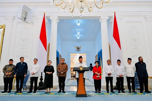Presiden Prabowo Subianto hari Minggu (31/8) kemarin menggelar pertemuan dengan sejumlah pimpinan lembaga negara dan ketua umum partai politik minus PSI di Istana Merdeka, Jakarta Presiden Bertemu Pimpinan Parpol, Sepakat Cabut Soal Tunjangan DPR
