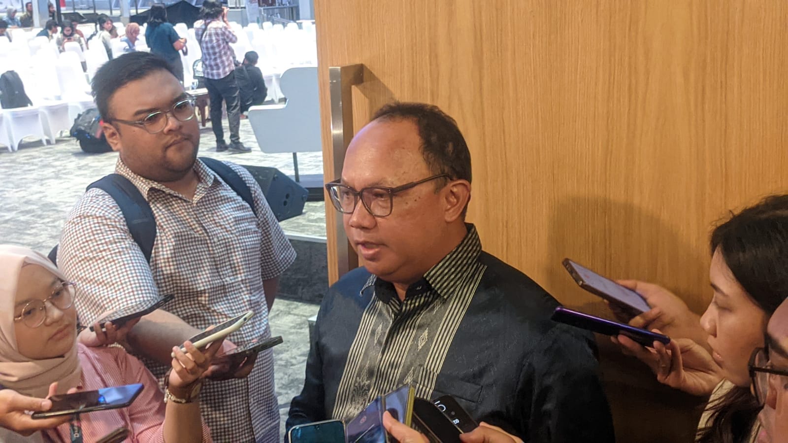 Potret Irvan Susandy, Direktur Perdagangan dan Pengaturan Anggota Bursa BEI saat dikelilingi oleh wartawan pada Senin (1/9). BEI Siapkan Implementasi Kode Domisili Investor Ritel!