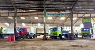 Armada truk untuk angkut semen milik MIRA. Saham Terbang 644 Persen, BEI Minta Penjelasan MIRA