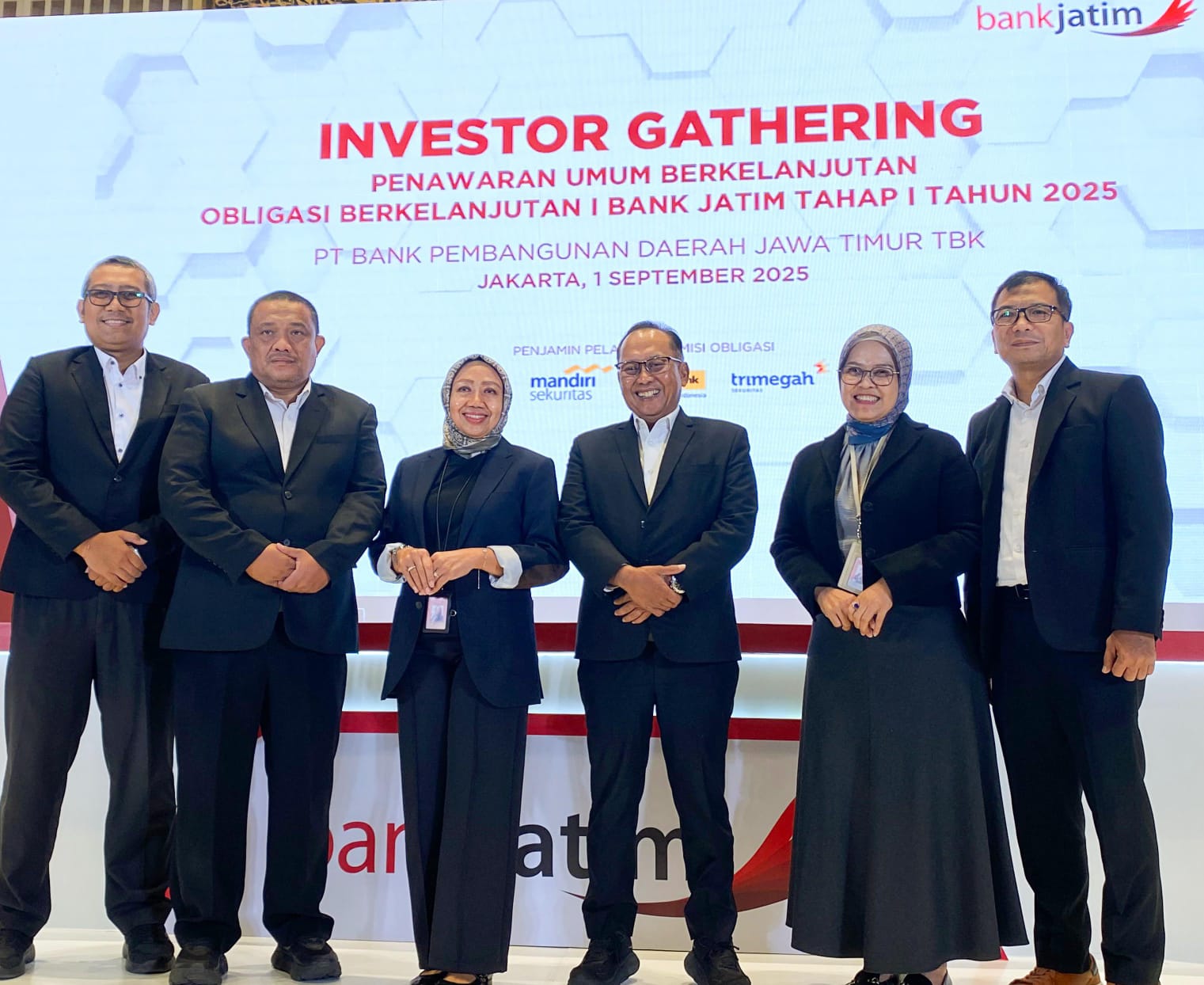 Kiri - Kanan: Putu Denny Hariwidyanta, Vice President Subsidiary Management Bank Jatim; ??Handayanto, Pgs SEVP Information Technology Bank Jatim; ?Umi Rodiyah, Direktur Kepatuhan Bank Jatim; ??Arif Suhirman, Direktur Bisnis Menengah, Korporasi & Jaringan Bank Jatim; ??Kamiliah, Pgs SEVP Micro, Retail and Consumer Bank Jatim; ??R Wahyu Tedjasukmana, Vice President Subsidiary Management Bank Jatim. Bank Jatim (BJTM) Terbitkan Obligasi Rp2 Triliun