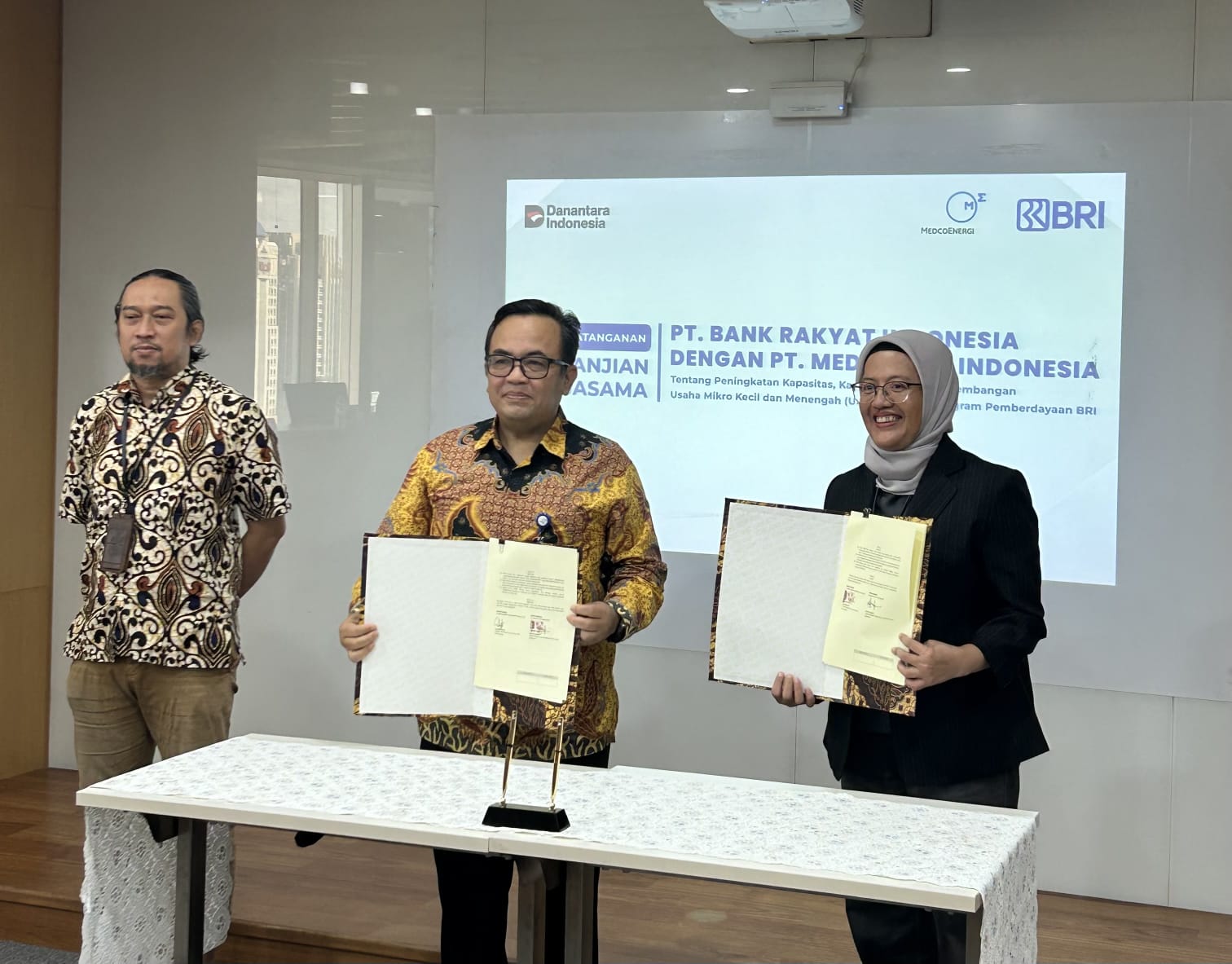 Potret penandatanganan perjanjian kerja sama antara PT Medco E&P Indonesia (MEPI) dengan PT Bank Rakyat Indonesia (BRI). FOTO - ISTIMEWA. Medco Energi & BRI Gandeng UMKM di 7 Wilayah Operasi
