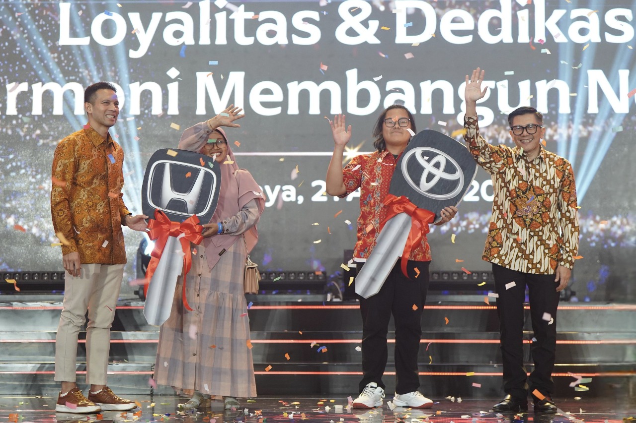 Direktur Pengembangan Bisnis dan Strategi SIG, Dennis Pratistha (paling kiri) dan Direktur Sales dan Marketing SIG, Dicky Saelan (paling kanan) bersama pemilik Toko Bangunan Sumber Agung, Mujianah (kedua kiri) penerima super grandprize 1 unit Honda Brio dan pemilik Toko Bangunan Sidodadi, Windiarto Gemilang Sutrisno (ketiga kiri) penerima 1 unit mobil Toyota Hilux Rangga, pada ajang Retailer Gathering SIG yang berlangsung The Westin Surabaya Grand Ballroom & Convention Center, akhir Agustus 2025. FOTO - ISTIMEWA. SIG (SMGR) Apresiasi Para Pemilik Toko di Jawa Timur
