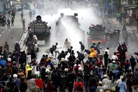Demonstrasi yang berujung tindakan anarkistis. Dok. Jawa Pos. Pemerintah Sulit Akui Ekonomi tidak Baik-baik Saja, CSIS Beri Bukti