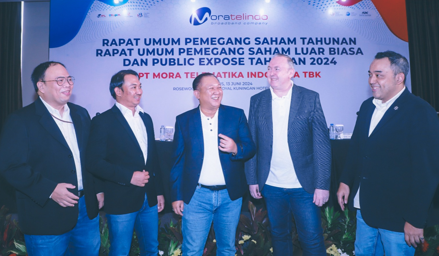 Pengurus Moratelindo berbincang di sela-sela pelaksanaan RUPS Tahunan perseroan. FOTO - ISTIMEWA Anjlok 53 Persen, Juni 2025 Laba MORA Sisa Rp170,88 Miliar