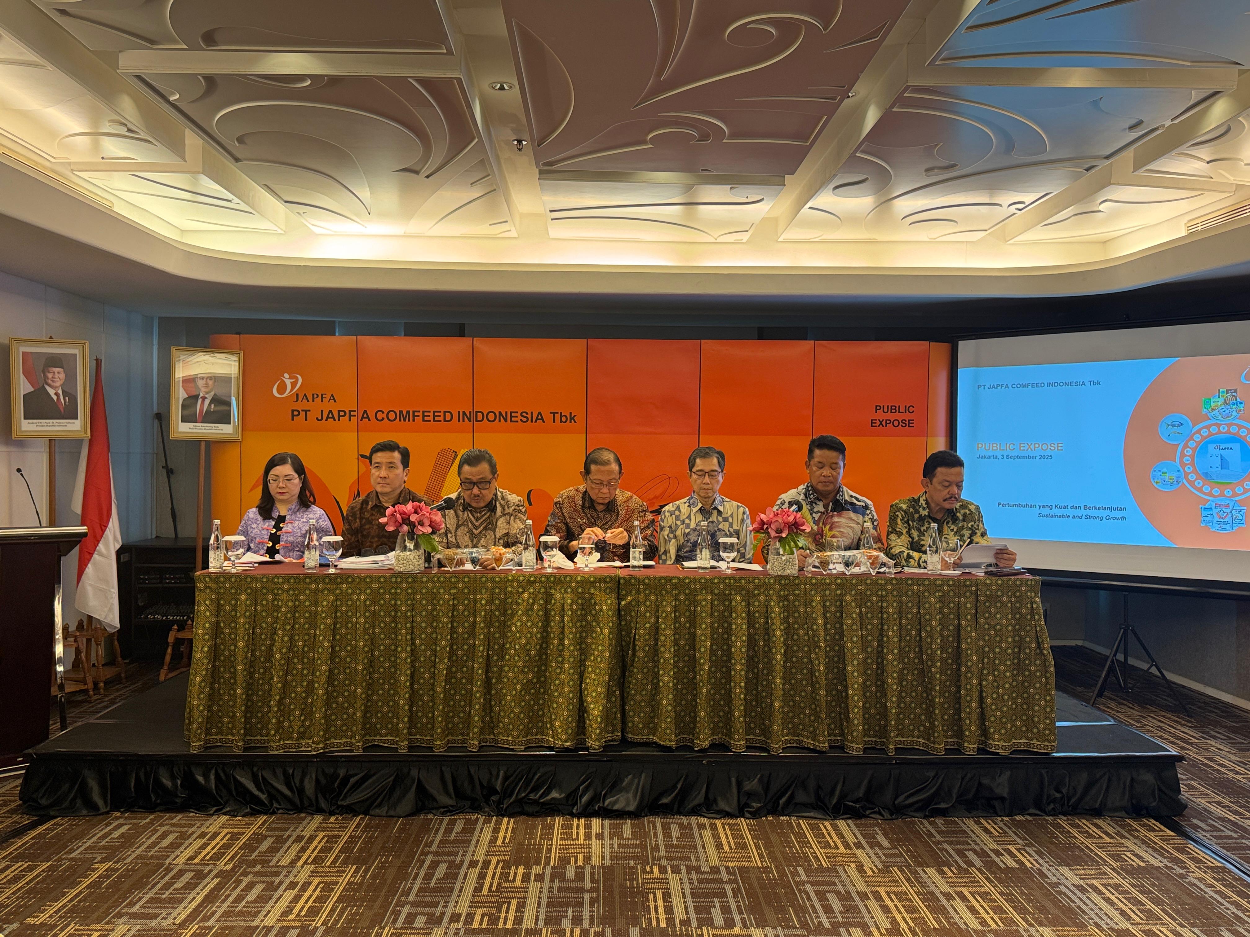 Kiri-Kanan: Jajaran manajemen PT Japfa Comfeed Indonesia Tbk (JPFA) Elvina Apandi Hermansyah, Head of Investor Relations & Sustainability, Erwin Djohan Financial Controller, Leo Handoko Direktur, Harwanto, Komisaris, Arif Widjaja COO Poultry Indonesia, Putut Djagiri Head of Corporate Finance dan Rachmat Indrajaya Direktur. DOK/ISTIMEWA Japfa Comfeed (JPFA) Realisasikan Capex Rp930M per Juni 2025