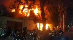 Gedung Grahadi, Kantor Gubernur Jawa Timur, di Surabaya, terbakar dalam aksi massa. Dok. Metro TV. Kerugian Akibat Aksi Massa Gugat DPR Capai Rp900M, Terbesar di Jatim