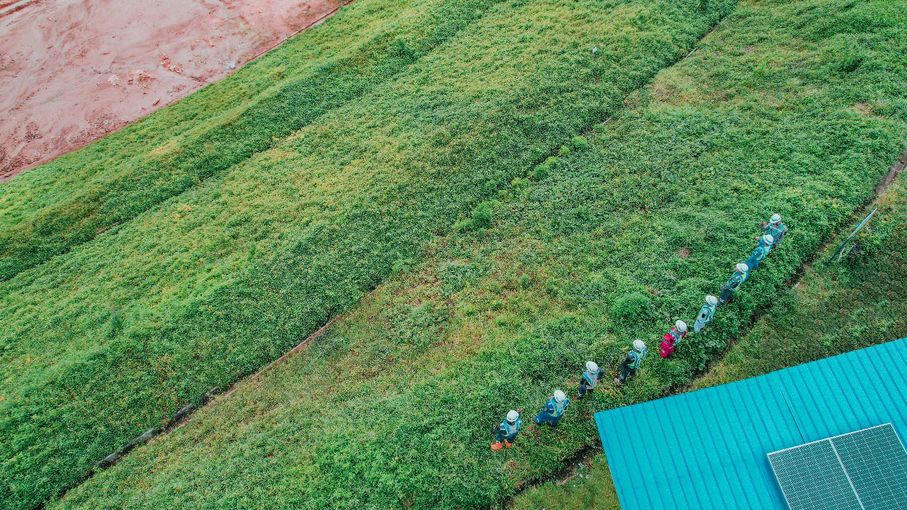 PTPP Terapkan Inovasi Hydroseeding di Proyek Bendungan Bagong Trenggalek; Komitmen PTPP sebagai Pionir Kontraktor Infrastruktur Hijau di Indonesia Ramah Lingkungan! Bendungan Bagong Adopsi Teknologi Hydroseeding
