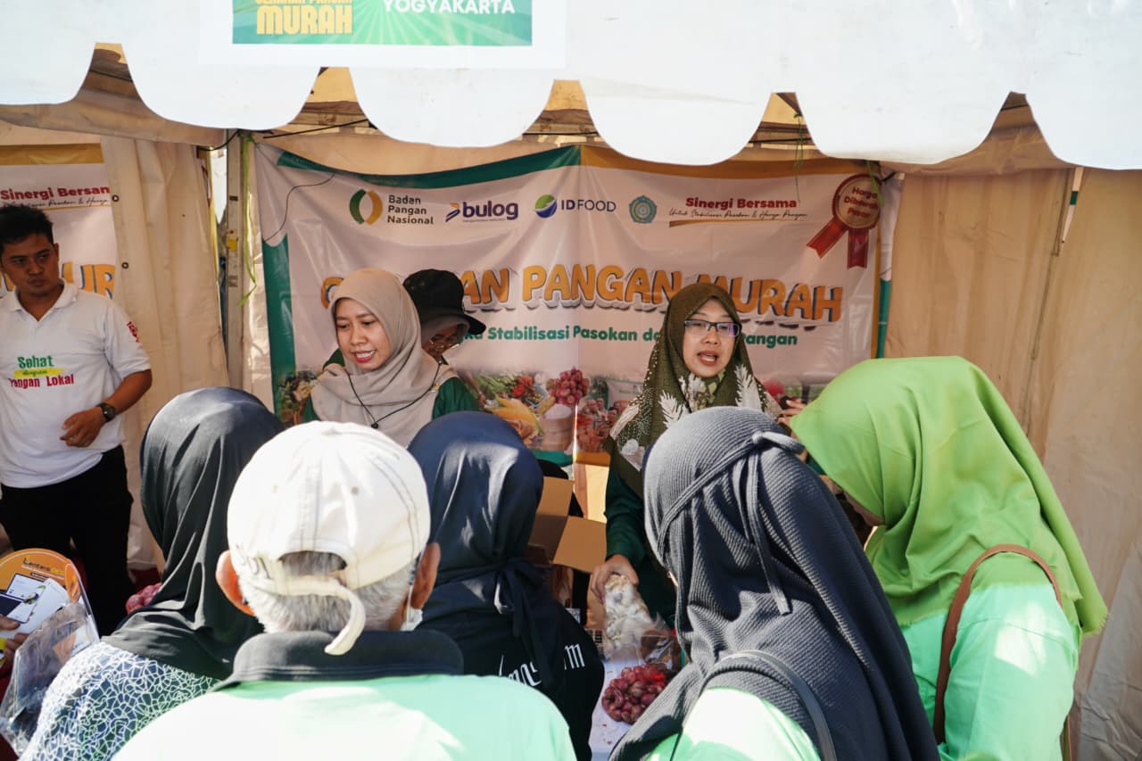 Suasana di salah satu lokasi operasi pasar / intervensi harga pangan. (Foto: Badan Pangan/NFA) Badan Pangan Fokus Intervensi Harga Beras di 214 Kabupaten/Kota