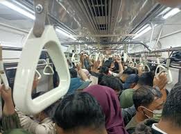 Ilustrasi pekerja memadati KRL Commuter Line. Dok. Okezone. Alternatif PPh 21 Berbasis Domisili, Celios Usulkan Kenaikan PTKP
