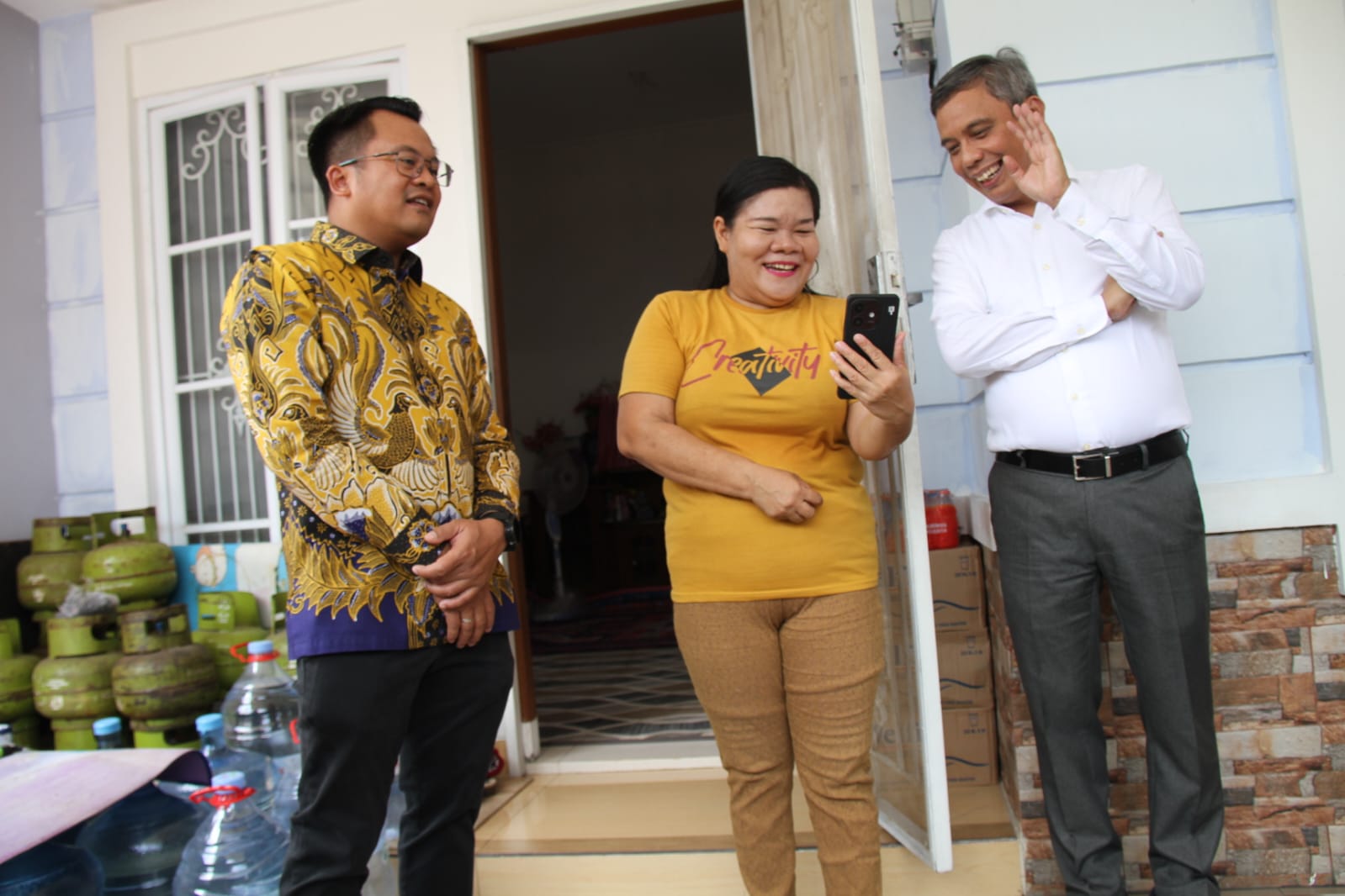 Bos BTN Nixon Napitupulu (kanan) tampak berbincang akrab dengan salah satu penghuni perumahan Kota Sutera, Tangerang, Banten. FOTO - ISTIMEWA Sambut HPN 2025, BTN Terjun Serap Aspirasi Nasabah