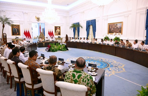Presiden Prabowo Subianto Kamis (04/09/2025) kemarin memimpin rapat terbatas (ratas) dengan sejumlah menteri di Istana Merdeka, Jakarta. Ratas antara lain membahas masalah stabilitas dan stimulus ekonomi. (Foto: Setneg) Presiden Pimpin Ratas Bahas Stabilitas dan Stimulus Ekonomi
