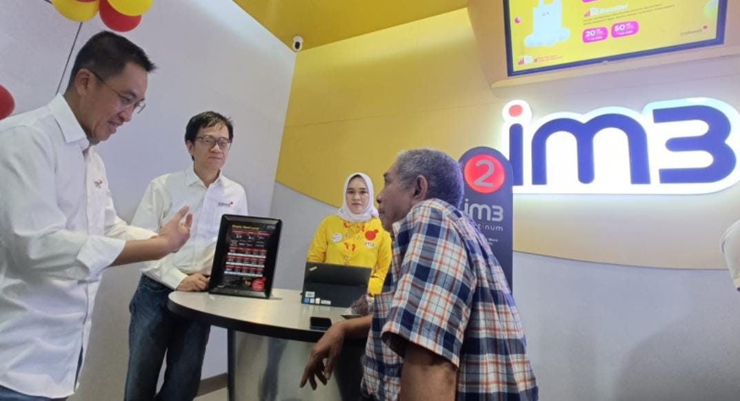 Irsyad Sahroni Director & Chief Human Resources Officer Indosat dan Nicky Lee Director & Chief Financial Officer Indosat menyapa langsung para pelanggan di Hari Pelanggan Nasional, Kamis (04/09) di Jakarta. Harpelnas 2025, Indosat (ISAT) Beri Hadiah Pelanggan