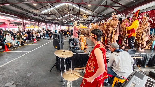 Penampilan tim Muhibah Angklung asal Jawa Barat di Festival Kuliner dan Kerajinan Nusantara Kuliner Indonesia Bungkus Transaksi Rp1,08 Miliar di Melbourne