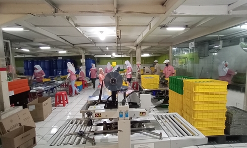 Sejumlah karyawan sibuk di ruang kerja pabrik perseroan. FOTO - ISTIMEWA Aksi Senyap! Trukindo Persada Angkut 131,51 Juta Saham EURO