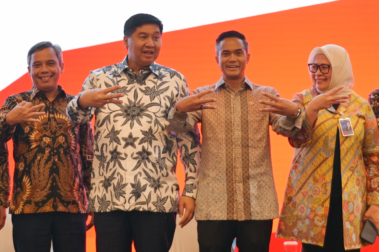 Direktur Utama PT Bank Tabungan Negara (Persero) Tbk, Nixon LP Napitupulu (kiri), bersama Direktur Commercial Banking BTN, Hermita (kanan), berbincang dengan Menteri Perumahan dan Kawasan Permukiman, Maruarar Sirait (kedua kiri), serta Ketua Umum Kamar Dagang Indonesia, Anindya N. Bakrie (kedua kanan), dalam Sosialisasi KUR Perumahan di Wisma Danantara Indonesia, Jakarta, Senin (8/9).(Foto: Endang Muchtar). BTN Siap Gas KUR Perumahan