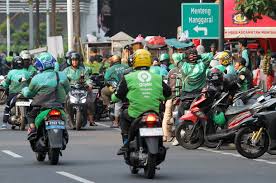 Ilustrasi pengemudi online di jalan raya. Dok. BeritaNasional. Temui Pimpinan DPR, Serikat Ojol Minta Presiden Beri Payung Hukum