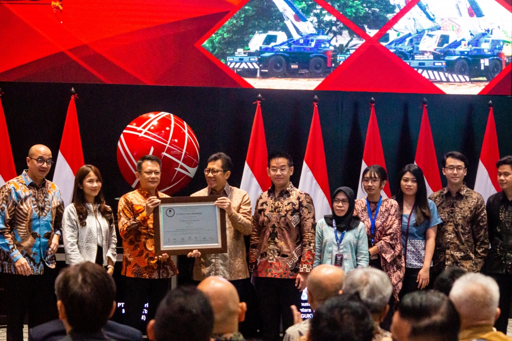 Pengurus Widiant Jaya menerima sertifikat IPO dari direksi Bursa Efek Indonesia. FOTO - ISTIMEWA Divestasi 20 Juta Lembar, Komisaris WIDI Ungkap Alasannya