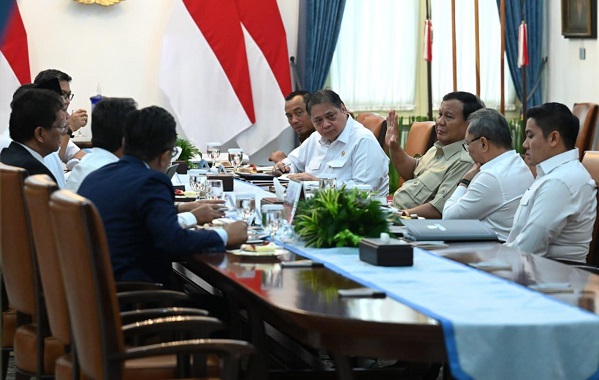 Presiden Prabowo Subianto memimpin rapat terbatas bersama sejumlah menteri di Istana Merdeka, Jakarta, pada Selasa (09/09/2025), dengan salah satu pembahasan mengenai percepatan pelaksanaan program prioritas pemerintah.(Foto: Setneg) Pimpin Ratas, Presiden: Semua Program Harus Dipercepat