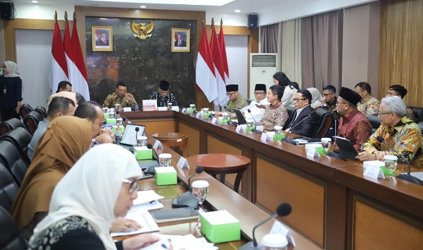 Wakil Menteri (Wamen) Pendayagunaan Aparatur Negara dan Reformasi Birokrasi (PANRB) Purwadi Arianto dan Wameni Sekretaris Negara Bambang Eko Suhariyanto Selasa (9/9) menggelar rapat mematangkan rencana pembentukan Kementerian Haji dan Umrah.(Foto: Kominfo) Pembentukan Kementerian Haji Dimatangkan, Fokusnya: Layanan Jamaah